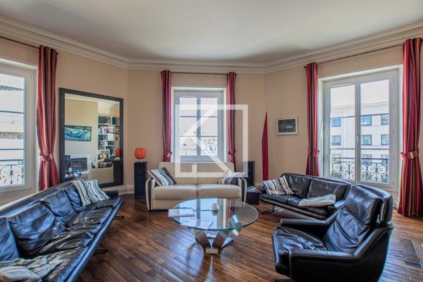 APPARTEMENT HAUSSMANNIEN COEUR DE VILLE