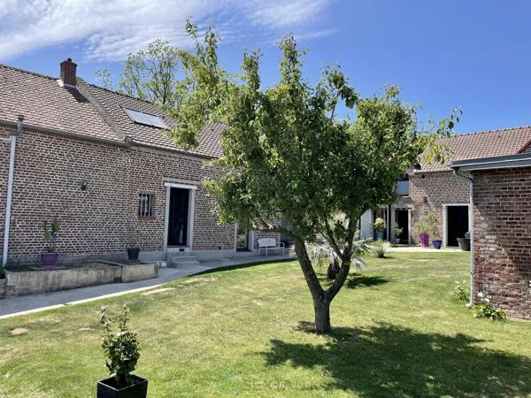Magnifique Corps de Ferme totalement clos avec Grange de plus de 100m2.