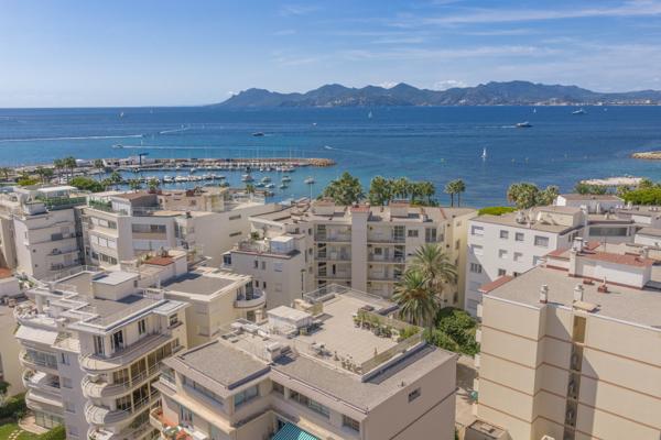 Cannes, Pointe Croisette – Dernier étage: 155 m² avec terrasse et toit-terrasse vue mer, à rénover
