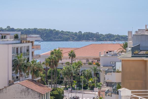Cannes, Pointe Croisette – Dernier étage: 155 m² avec terrasse et toit-terrasse vue mer, à rénover