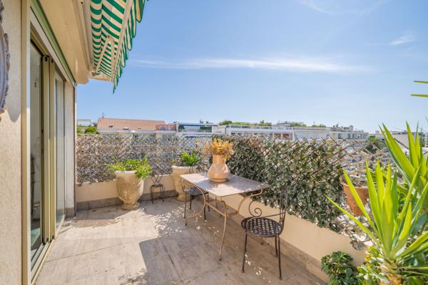 Cannes, Pointe Croisette – Dernier étage: 155 m² avec terrasse et toit-terrasse vue mer, à rénover