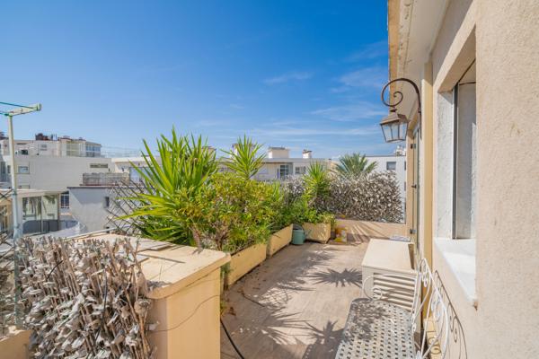 Cannes, Pointe Croisette – Dernier étage: 155 m² avec terrasse et toit-terrasse vue mer, à rénover