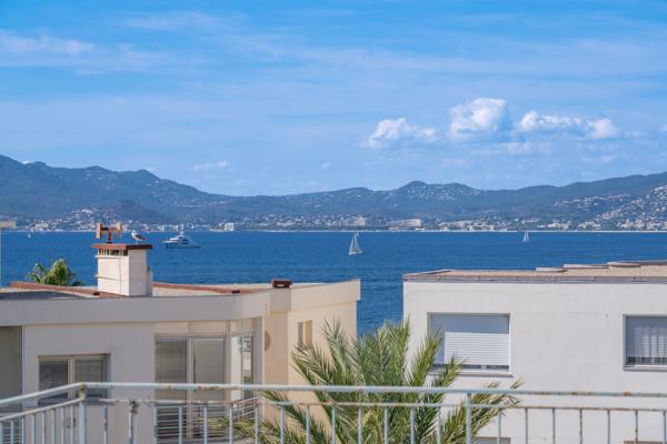 Cannes, Pointe Croisette – Dernier étage: 155 m² avec terrasse et toit-terrasse vue mer, à rénover