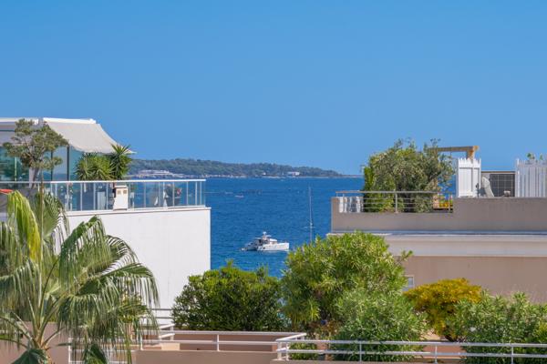 Cannes, Pointe Croisette – Dernier étage: 155 m² avec terrasse et toit-terrasse vue mer, à rénover
