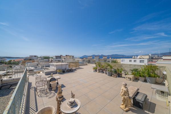Cannes, Pointe Croisette – Dernier étage: 155 m² avec terrasse et toit-terrasse vue mer, à rénover