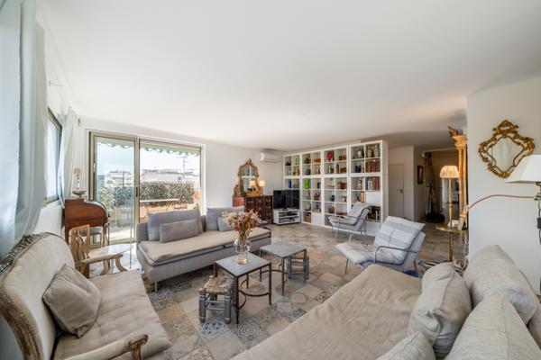 Cannes, Pointe Croisette – Dernier étage: 155 m² avec terrasse et toit-terrasse vue mer, à rénover