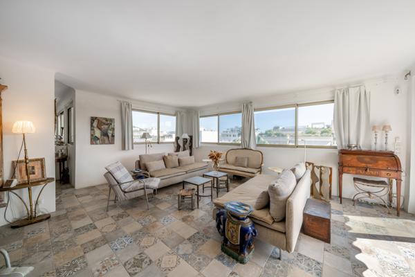 Cannes, Pointe Croisette – Dernier étage: 155 m² avec terrasse et toit-terrasse vue mer, à rénover