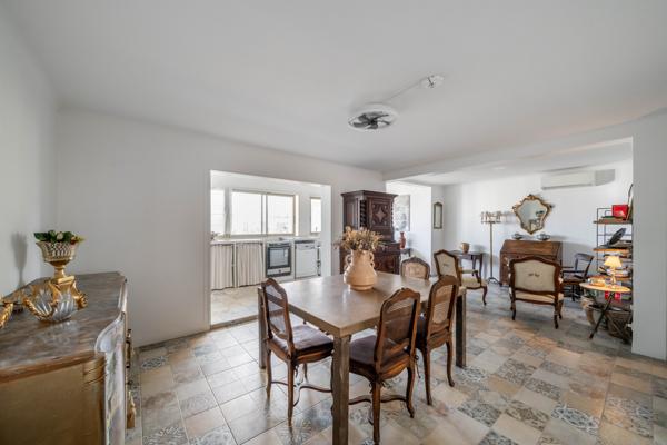 Cannes, Pointe Croisette – Dernier étage: 155 m² avec terrasse et toit-terrasse vue mer, à rénover