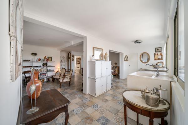Cannes, Pointe Croisette – Dernier étage: 155 m² avec terrasse et toit-terrasse vue mer, à rénover