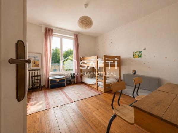 TALENCE CENTRE – Maison rénovée 4 chs, jardin, terrasse, prestations anciennes