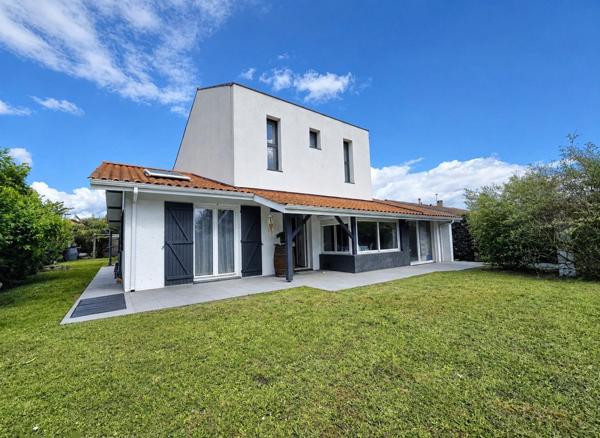 Maison familiale de 4 chambres avec piscine