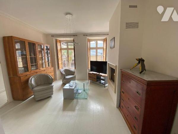 Centre-ville de PAIMPOL, cette belle demeure bourgeoise entièrement rénovée avec cour privative...