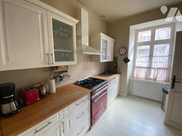 Centre-ville de PAIMPOL, cette belle demeure bourgeoise entièrement rénovée avec cour privative...