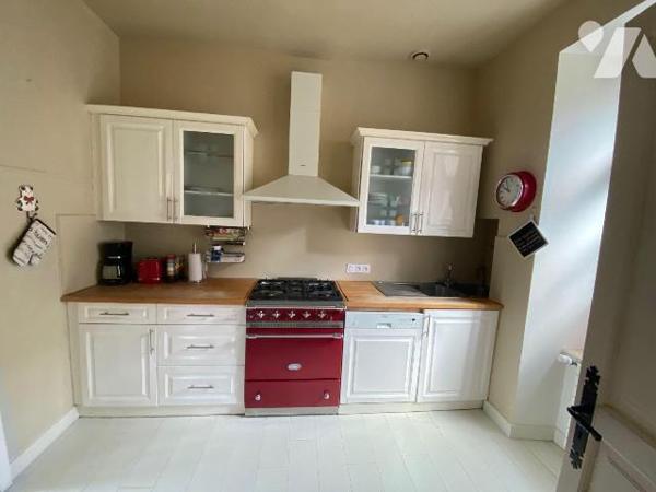 Centre-ville de PAIMPOL, cette belle demeure bourgeoise entièrement rénovée avec cour privative...