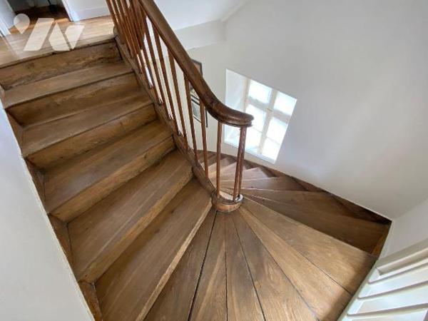 Centre-ville de PAIMPOL, cette belle demeure bourgeoise entièrement rénovée avec cour privative...