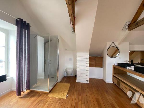 Centre-ville de PAIMPOL, cette belle demeure bourgeoise entièrement rénovée avec cour privative...