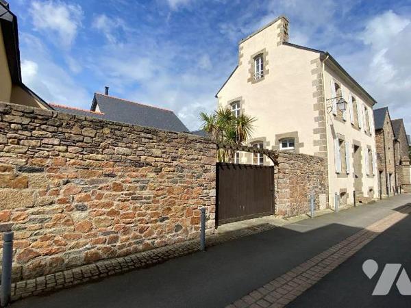 Centre-ville de PAIMPOL, cette belle demeure bourgeoise entièrement rénovée avec cour privative...