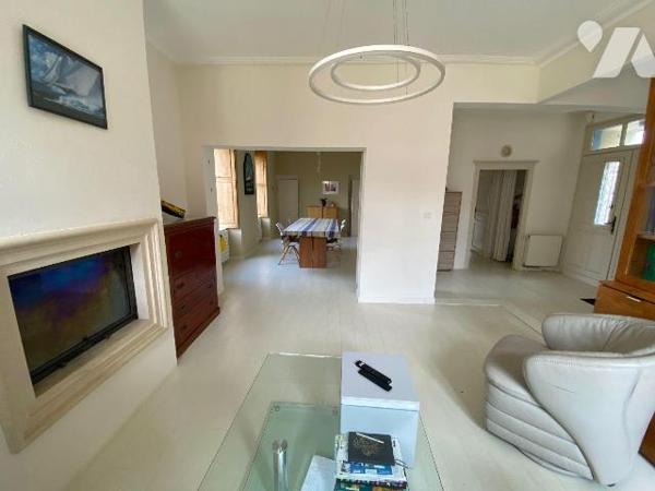 Centre-ville de PAIMPOL, cette belle demeure bourgeoise entièrement rénovée avec cour privative...