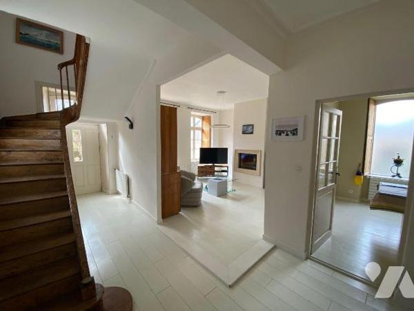 Centre-ville de PAIMPOL, cette belle demeure bourgeoise entièrement rénovée avec cour privative...