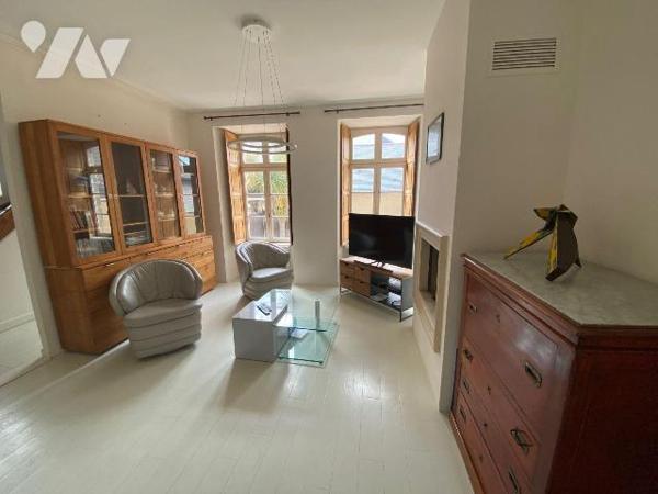 Centre-ville de PAIMPOL, cette belle demeure bourgeoise entièrement rénovée avec cour privative...