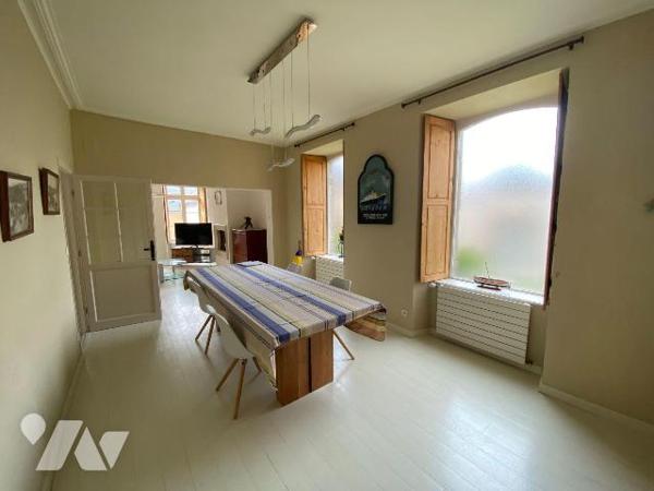 Centre-ville de PAIMPOL, cette belle demeure bourgeoise entièrement rénovée avec cour privative...