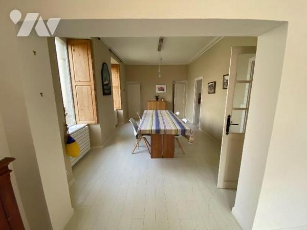 Centre-ville de PAIMPOL, cette belle demeure bourgeoise entièrement rénovée avec cour privative...