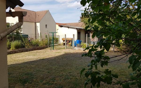 Immeuble à vendre    8 pièces •  Saint-Victor