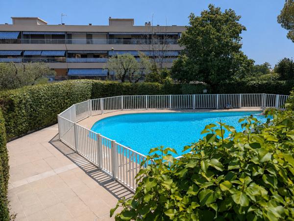 DERNIER ÉTAGE – 3 PIÈCES TRAVERSANT – TERRASSES – PISCINE – GARAGE 299 000 €