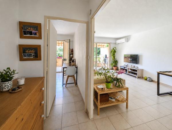 DERNIER ÉTAGE – 3 PIÈCES TRAVERSANT – TERRASSES – PISCINE – GARAGE 299 000 €