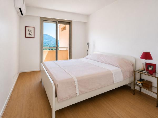DERNIER ÉTAGE – 3 PIÈCES TRAVERSANT – TERRASSES – PISCINE – GARAGE 299 000 €