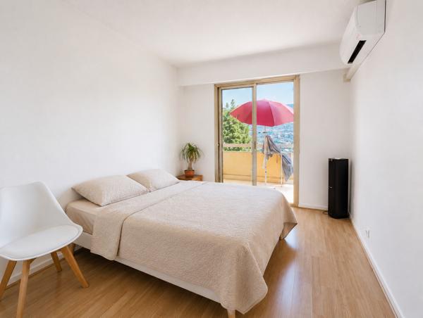 DERNIER ÉTAGE – 3 PIÈCES TRAVERSANT – TERRASSES – PISCINE – GARAGE 299 000 €