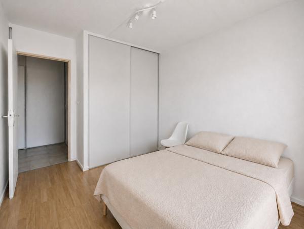 DERNIER ÉTAGE – 3 PIÈCES TRAVERSANT – TERRASSES – PISCINE – GARAGE 299 000 €