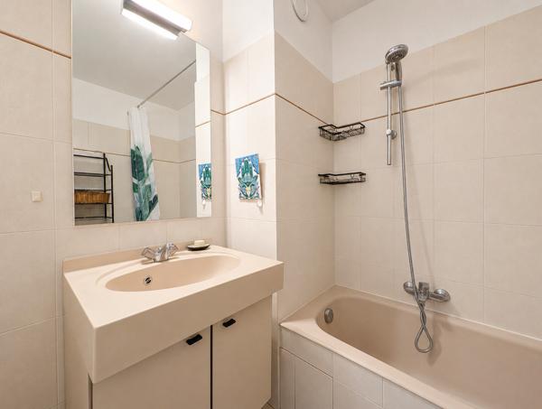 DERNIER ÉTAGE – 3 PIÈCES TRAVERSANT – TERRASSES – PISCINE – GARAGE 299 000 €