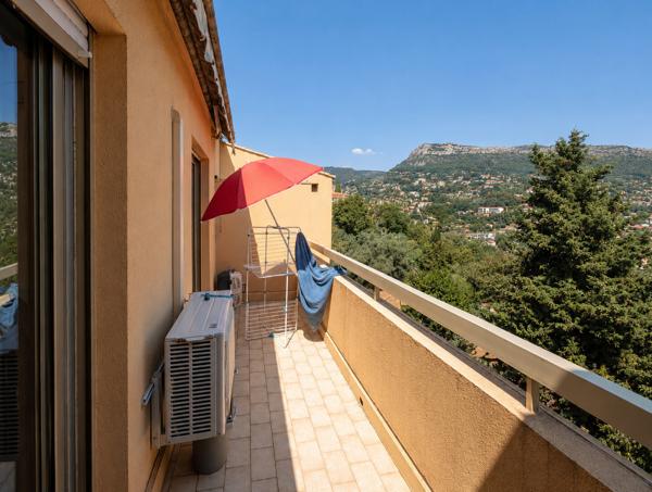 DERNIER ÉTAGE – 3 PIÈCES TRAVERSANT – TERRASSES – PISCINE – GARAGE 299 000 €
