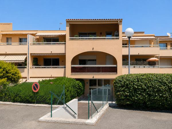 DERNIER ÉTAGE – 3 PIÈCES TRAVERSANT – TERRASSES – PISCINE – GARAGE 299 000 €