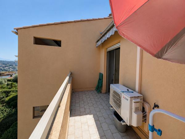 DERNIER ÉTAGE – 3 PIÈCES TRAVERSANT – TERRASSES – PISCINE – GARAGE 299 000 €