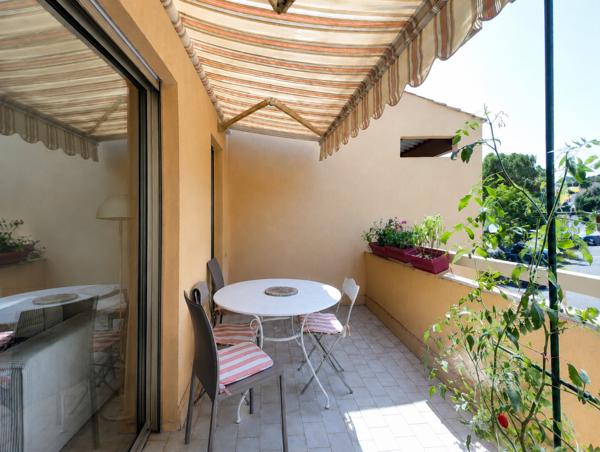 DERNIER ÉTAGE – 3 PIÈCES TRAVERSANT – TERRASSES – PISCINE – GARAGE 299 000 €