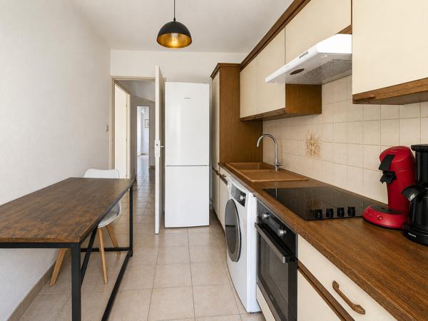DERNIER ÉTAGE – 3 PIÈCES TRAVERSANT – TERRASSES – PISCINE – GARAGE 299 000 €