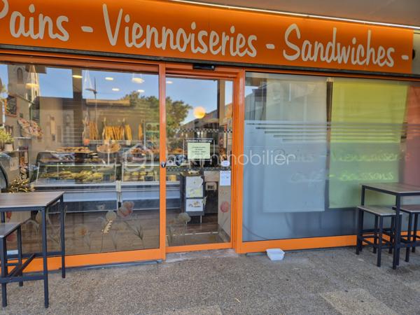 🌟 En EXCLUSIVITÉ, Bayard Immobilier vous présente une opportunité rare sur le secteur de Corbas. 
Idéalement situé au cœur d'un centre commercial dynamique, ce commerce de style boulangerie industrielle, sandwicherie et traiteur (plats chauds, quiches, salades, desserts, etc.) bénéficie d'une visibilité optimale.
Reconnue sur Corbas, la propriétaire est sollicitée aussi pour différentes manifestations locales par la mairie et associations.

💼 Les points forts de l'affaire :
• Emplacement stratégique : au sein d’un centre commercial à fort passage.
• Accessibilité parfaite : stationnement facile et gratuit avec environ 40 places disponibles pour la clientèle.
• Qualité de vie préservée : ouverture uniquement du lundi au vendredi, de 6h00 à 14h00 (week-ends libres !).
• Loyer : 712 € HT / mois, charges incluses.
• Outil de travail prêt à l'emploi : matériel en bon état de fonctionnement, aucun frais important à prévoir (installation de la climatisation déjà programmée et prise en charge).
• CA : 149 k€ 

📈 Fort potentiel de développement :
Le CA actuel est réalisé sur seulement 40 h par semaine. Un potentiel d'évolution majeur existe en élargissant les horaires d'ouverture, notamment en proposant un service de pizzeria à emporter le soir.

🎯 Profil recherché :
Cette affaire saine, clés en main est idéale pour une première installation ou pour un professionnel souhaitant garder le concept actuel ou développer un nouveau.

Une affaire coup de cœur à découvrir très rapidement !