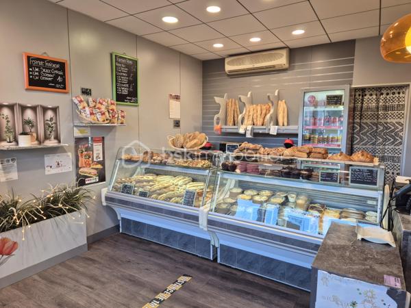 🌟 En EXCLUSIVITÉ, Bayard Immobilier vous présente une opportunité rare sur le secteur de Corbas. 
Idéalement situé au cœur d'un centre commercial dynamique, ce commerce de style boulangerie industrielle, sandwicherie et traiteur (plats chauds, quiches, salades, desserts, etc.) bénéficie d'une visibilité optimale.
Reconnue sur Corbas, la propriétaire est sollicitée aussi pour différentes manifestations locales par la mairie et associations.

💼 Les points forts de l'affaire :
• Emplacement stratégique : au sein d’un centre commercial à fort passage.
• Accessibilité parfaite : stationnement facile et gratuit avec environ 40 places disponibles pour la clientèle.
• Qualité de vie préservée : ouverture uniquement du lundi au vendredi, de 6h00 à 14h00 (week-ends libres !).
• Loyer : 712 € HT / mois, charges incluses.
• Outil de travail prêt à l'emploi : matériel en bon état de fonctionnement, aucun frais important à prévoir (installation de la climatisation déjà programmée et prise en charge).
• CA : 149 k€ 

📈 Fort potentiel de développement :
Le CA actuel est réalisé sur seulement 40 h par semaine. Un potentiel d'évolution majeur existe en élargissant les horaires d'ouverture, notamment en proposant un service de pizzeria à emporter le soir.

🎯 Profil recherché :
Cette affaire saine, clés en main est idéale pour une première installation ou pour un professionnel souhaitant garder le concept actuel ou développer un nouveau.

Une affaire coup de cœur à découvrir très rapidement !