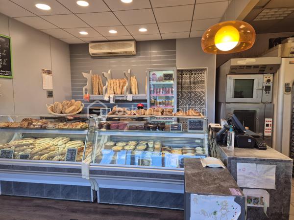 🌟 En EXCLUSIVITÉ, Bayard Immobilier vous présente une opportunité rare sur le secteur de Corbas. 
Idéalement situé au cœur d'un centre commercial dynamique, ce commerce de style boulangerie industrielle, sandwicherie et traiteur (plats chauds, quiches, salades, desserts, etc.) bénéficie d'une visibilité optimale.
Reconnue sur Corbas, la propriétaire est sollicitée aussi pour différentes manifestations locales par la mairie et associations.

💼 Les points forts de l'affaire :
• Emplacement stratégique : au sein d’un centre commercial à fort passage.
• Accessibilité parfaite : stationnement facile et gratuit avec environ 40 places disponibles pour la clientèle.
• Qualité de vie préservée : ouverture uniquement du lundi au vendredi, de 6h00 à 14h00 (week-ends libres !).
• Loyer : 712 € HT / mois, charges incluses.
• Outil de travail prêt à l'emploi : matériel en bon état de fonctionnement, aucun frais important à prévoir (installation de la climatisation déjà programmée et prise en charge).
• CA : 149 k€ 

📈 Fort potentiel de développement :
Le CA actuel est réalisé sur seulement 40 h par semaine. Un potentiel d'évolution majeur existe en élargissant les horaires d'ouverture, notamment en proposant un service de pizzeria à emporter le soir.

🎯 Profil recherché :
Cette affaire saine, clés en main est idéale pour une première installation ou pour un professionnel souhaitant garder le concept actuel ou développer un nouveau.

Une affaire coup de cœur à découvrir très rapidement !