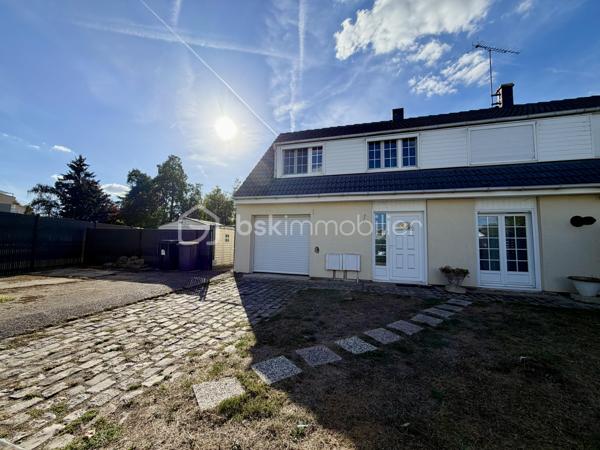 ****Exclusivité BSK Immobilier***

Située en impasse, au sein du recherché secteur de Plessis le roi , proche de toutes les commodités (écoles, commerces), je vous invite à découvrir cette maison familiale de 100m2 édifiée sur une parcelle de 565m2.

Elle se compose, au rez-de-chaussée, d'une entrée, d'un séjour lumineux traversant équipé d'un poêle à granulés, d'une cuisine équipée et d'un WC. 
L'étage dispose de 4 chambres, dont une très grande chambre de plus de 20 m², offrant la possibilité de créer une 5e chambre, et d'une salle d'eau. 
La maison dispose également d'un sous-sol total complètement isolé et carrelé, et d'un garage. 

Côté extérieur, vous apprécierez son jardin et sa grande terrasse avec pergola, bien exposés, et profiterez d'un accès pour rejoindre le lac et ses agréables promenades, idéales pour les balades en famille. 

Pour votre confort : 
- Toiture refaite 
- Isolation extérieure refaite 
- Pompe à chaleur 
- Tableau électrique récent 
- Cabanon de jardin 

Une visite s'impose !