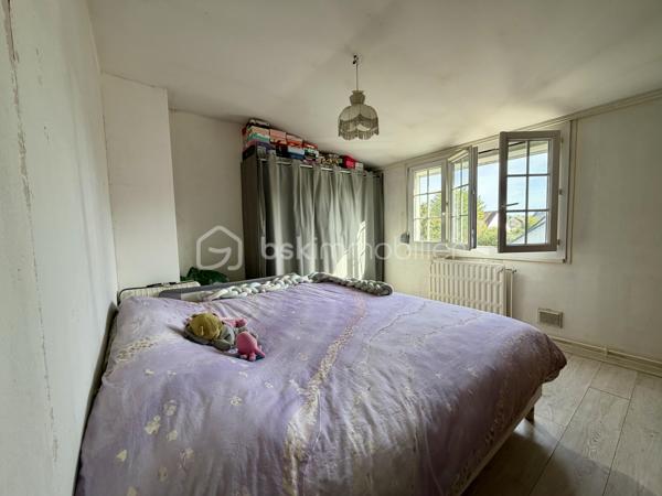 ****Exclusivité BSK Immobilier***

Située en impasse, au sein du recherché secteur de Plessis le roi , proche de toutes les commodités (écoles, commerces), je vous invite à découvrir cette maison familiale de 100m2 édifiée sur une parcelle de 565m2.

Elle se compose, au rez-de-chaussée, d'une entrée, d'un séjour lumineux traversant équipé d'un poêle à granulés, d'une cuisine équipée et d'un WC. 
L'étage dispose de 4 chambres, dont une très grande chambre de plus de 20 m², offrant la possibilité de créer une 5e chambre, et d'une salle d'eau. 
La maison dispose également d'un sous-sol total complètement isolé et carrelé, et d'un garage. 

Côté extérieur, vous apprécierez son jardin et sa grande terrasse avec pergola, bien exposés, et profiterez d'un accès pour rejoindre le lac et ses agréables promenades, idéales pour les balades en famille. 

Pour votre confort : 
- Toiture refaite 
- Isolation extérieure refaite 
- Pompe à chaleur 
- Tableau électrique récent 
- Cabanon de jardin 

Une visite s'impose !