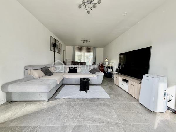 ****Exclusivité BSK Immobilier***

Située en impasse, au sein du recherché secteur de Plessis le roi , proche de toutes les commodités (écoles, commerces), je vous invite à découvrir cette maison familiale de 100m2 édifiée sur une parcelle de 565m2.

Elle se compose, au rez-de-chaussée, d'une entrée, d'un séjour lumineux traversant équipé d'un poêle à granulés, d'une cuisine équipée et d'un WC. 
L'étage dispose de 4 chambres, dont une très grande chambre de plus de 20 m², offrant la possibilité de créer une 5e chambre, et d'une salle d'eau. 
La maison dispose également d'un sous-sol total complètement isolé et carrelé, et d'un garage. 

Côté extérieur, vous apprécierez son jardin et sa grande terrasse avec pergola, bien exposés, et profiterez d'un accès pour rejoindre le lac et ses agréables promenades, idéales pour les balades en famille. 

Pour votre confort : 
- Toiture refaite 
- Isolation extérieure refaite 
- Pompe à chaleur 
- Tableau électrique récent 
- Cabanon de jardin 

Une visite s'impose !