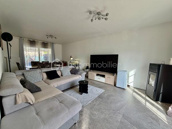 ****Exclusivité BSK Immobilier***

Située en impasse, au sein du recherché secteur de Plessis le roi , proche de toutes les commodités (écoles, commerces), je vous invite à découvrir cette maison familiale de 100m2 édifiée sur une parcelle de 565m2.

Elle se compose, au rez-de-chaussée, d'une entrée, d'un séjour lumineux traversant équipé d'un poêle à granulés, d'une cuisine équipée et d'un WC. 
L'étage dispose de 4 chambres, dont une très grande chambre de plus de 20 m², offrant la possibilité de créer une 5e chambre, et d'une salle d'eau. 
La maison dispose également d'un sous-sol total complètement isolé et carrelé, et d'un garage. 

Côté extérieur, vous apprécierez son jardin et sa grande terrasse avec pergola, bien exposés, et profiterez d'un accès pour rejoindre le lac et ses agréables promenades, idéales pour les balades en famille. 

Pour votre confort : 
- Toiture refaite 
- Isolation extérieure refaite 
- Pompe à chaleur 
- Tableau électrique récent 
- Cabanon de jardin 

Une visite s'impose !