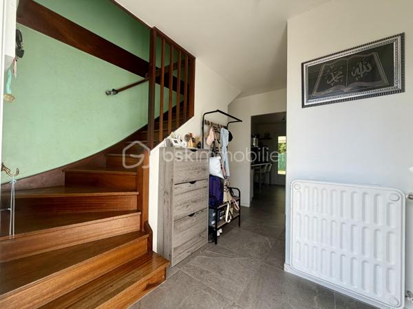 ****Exclusivité BSK Immobilier***

Située en impasse, au sein du recherché secteur de Plessis le roi , proche de toutes les commodités (écoles, commerces), je vous invite à découvrir cette maison familiale de 100m2 édifiée sur une parcelle de 565m2.

Elle se compose, au rez-de-chaussée, d'une entrée, d'un séjour lumineux traversant équipé d'un poêle à granulés, d'une cuisine équipée et d'un WC. 
L'étage dispose de 4 chambres, dont une très grande chambre de plus de 20 m², offrant la possibilité de créer une 5e chambre, et d'une salle d'eau. 
La maison dispose également d'un sous-sol total complètement isolé et carrelé, et d'un garage. 

Côté extérieur, vous apprécierez son jardin et sa grande terrasse avec pergola, bien exposés, et profiterez d'un accès pour rejoindre le lac et ses agréables promenades, idéales pour les balades en famille. 

Pour votre confort : 
- Toiture refaite 
- Isolation extérieure refaite 
- Pompe à chaleur 
- Tableau électrique récent 
- Cabanon de jardin 

Une visite s'impose !