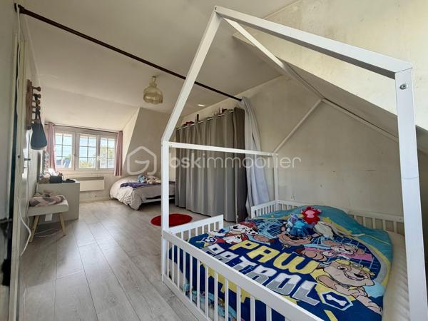 ****Exclusivité BSK Immobilier***

Située en impasse, au sein du recherché secteur de Plessis le roi , proche de toutes les commodités (écoles, commerces), je vous invite à découvrir cette maison familiale de 100m2 édifiée sur une parcelle de 565m2.

Elle se compose, au rez-de-chaussée, d'une entrée, d'un séjour lumineux traversant équipé d'un poêle à granulés, d'une cuisine équipée et d'un WC. 
L'étage dispose de 4 chambres, dont une très grande chambre de plus de 20 m², offrant la possibilité de créer une 5e chambre, et d'une salle d'eau. 
La maison dispose également d'un sous-sol total complètement isolé et carrelé, et d'un garage. 

Côté extérieur, vous apprécierez son jardin et sa grande terrasse avec pergola, bien exposés, et profiterez d'un accès pour rejoindre le lac et ses agréables promenades, idéales pour les balades en famille. 

Pour votre confort : 
- Toiture refaite 
- Isolation extérieure refaite 
- Pompe à chaleur 
- Tableau électrique récent 
- Cabanon de jardin 

Une visite s'impose !