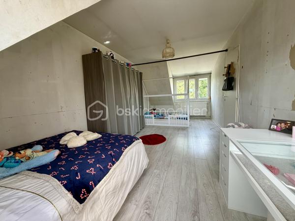 ****Exclusivité BSK Immobilier***

Située en impasse, au sein du recherché secteur de Plessis le roi , proche de toutes les commodités (écoles, commerces), je vous invite à découvrir cette maison familiale de 100m2 édifiée sur une parcelle de 565m2.

Elle se compose, au rez-de-chaussée, d'une entrée, d'un séjour lumineux traversant équipé d'un poêle à granulés, d'une cuisine équipée et d'un WC. 
L'étage dispose de 4 chambres, dont une très grande chambre de plus de 20 m², offrant la possibilité de créer une 5e chambre, et d'une salle d'eau. 
La maison dispose également d'un sous-sol total complètement isolé et carrelé, et d'un garage. 

Côté extérieur, vous apprécierez son jardin et sa grande terrasse avec pergola, bien exposés, et profiterez d'un accès pour rejoindre le lac et ses agréables promenades, idéales pour les balades en famille. 

Pour votre confort : 
- Toiture refaite 
- Isolation extérieure refaite 
- Pompe à chaleur 
- Tableau électrique récent 
- Cabanon de jardin 

Une visite s'impose !