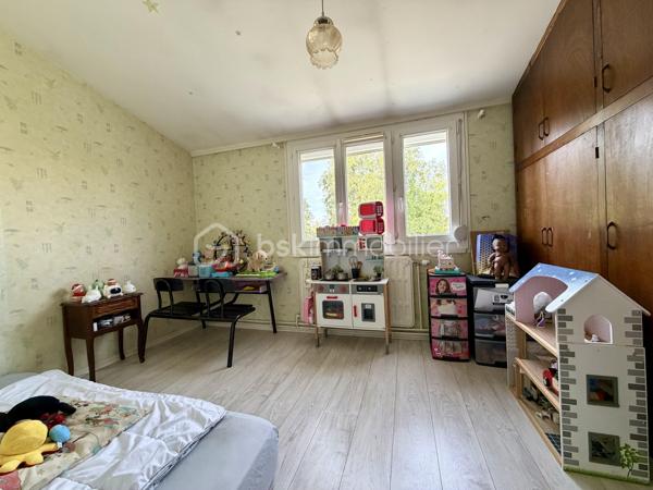 ****Exclusivité BSK Immobilier***

Située en impasse, au sein du recherché secteur de Plessis le roi , proche de toutes les commodités (écoles, commerces), je vous invite à découvrir cette maison familiale de 100m2 édifiée sur une parcelle de 565m2.

Elle se compose, au rez-de-chaussée, d'une entrée, d'un séjour lumineux traversant équipé d'un poêle à granulés, d'une cuisine équipée et d'un WC. 
L'étage dispose de 4 chambres, dont une très grande chambre de plus de 20 m², offrant la possibilité de créer une 5e chambre, et d'une salle d'eau. 
La maison dispose également d'un sous-sol total complètement isolé et carrelé, et d'un garage. 

Côté extérieur, vous apprécierez son jardin et sa grande terrasse avec pergola, bien exposés, et profiterez d'un accès pour rejoindre le lac et ses agréables promenades, idéales pour les balades en famille. 

Pour votre confort : 
- Toiture refaite 
- Isolation extérieure refaite 
- Pompe à chaleur 
- Tableau électrique récent 
- Cabanon de jardin 

Une visite s'impose !