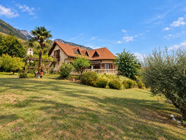 Maison
         7 pièces
        - 200 m² Exclusivité 589 000 € *